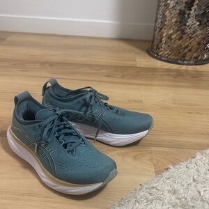 NWOT ASICS Gel Nimbus Size 9